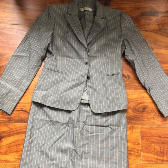 Women’s suits - Picture 2 of 8